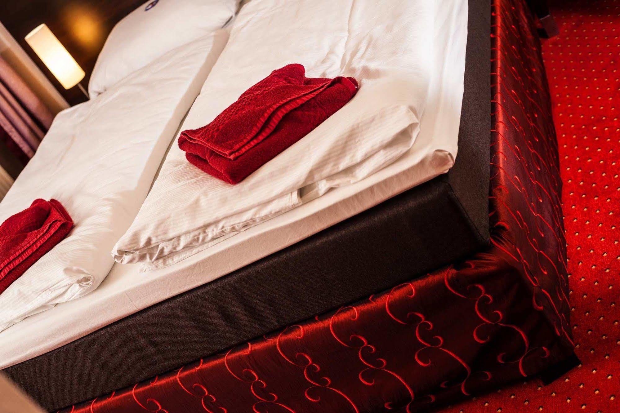 Skyhotel Мерзебург Екстериор снимка